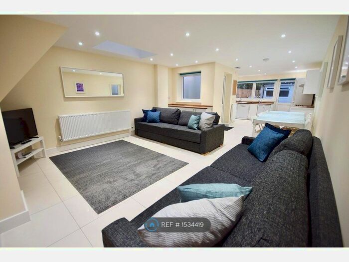 8 Bedroom Terraced House To Rent In Wyeverne Road, Cardiff, CF24