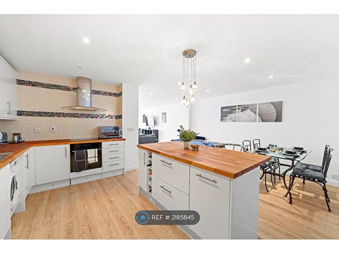 2 Bedroom Flat To Rent In Hood Point, London, SE16