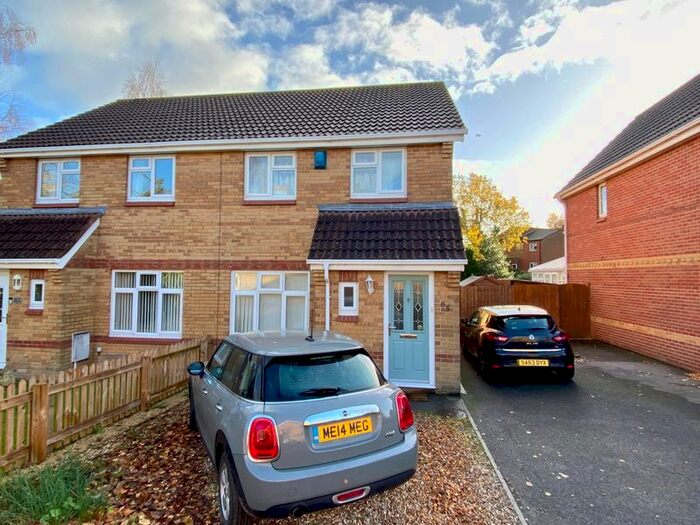 3 Bedroom Semi-Detached House To Rent In Eaton Crescent, Taunton, TA2