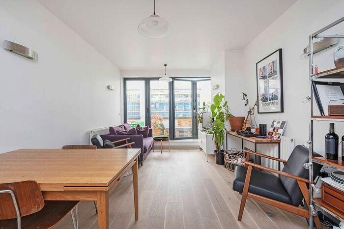 2 Bedroom Flat To Rent In Gillett Place, Stoke Newington, London, N16