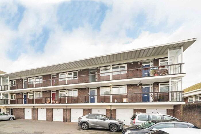 1 Bedroom Flat For Sale In Brent Lea, Brentford, TW8