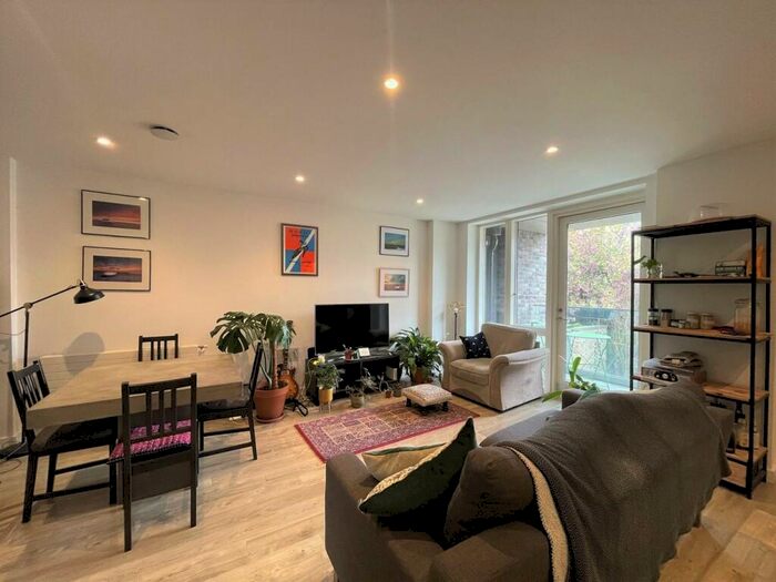 1 Bedroom Apartment To Rent In Woods Road, Peckham, London, SE15