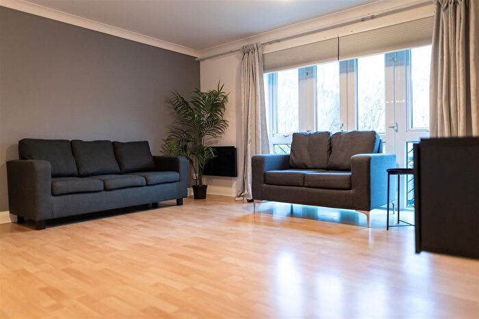2 Bedroom Flat To Rent In Winnipeg Quay, Salford, M50