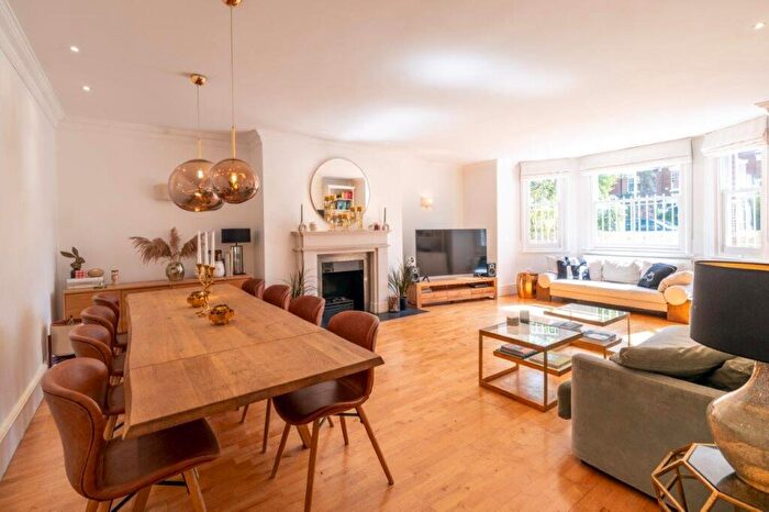 3 Bedroom Apartment For Sale In Belsize Avenue, Belsize Park, London, NW3