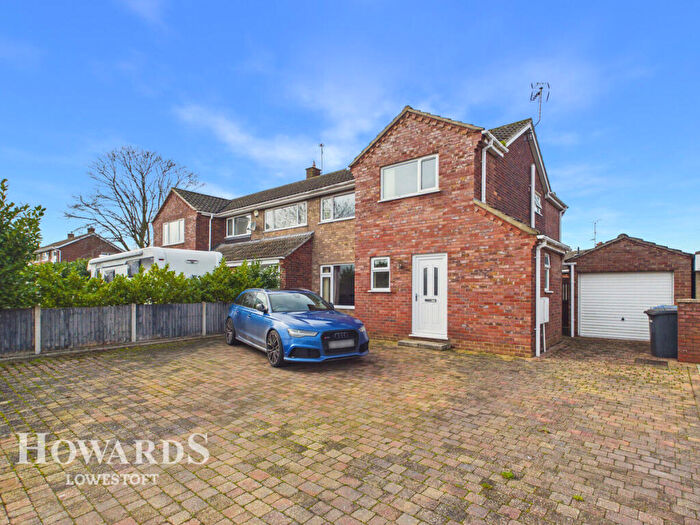 4 Bedroom Semi Detached House For Sale In Pinewood Avenue, Lowestoft, NR33