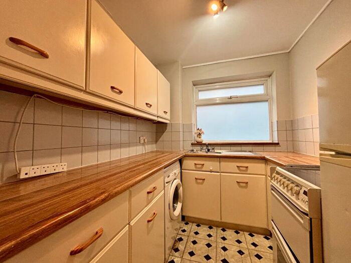 1 Bedroom Flat To Rent In Queens Court, Rectory Road, BR3