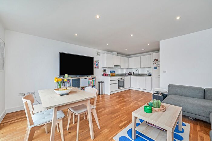 2 Bedroom Flat To Rent In Kings Avenue, London, SW4