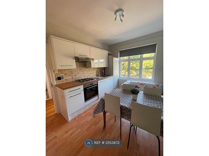 3 Bedroom Maisonette To Rent In Barriedale, London, SE14