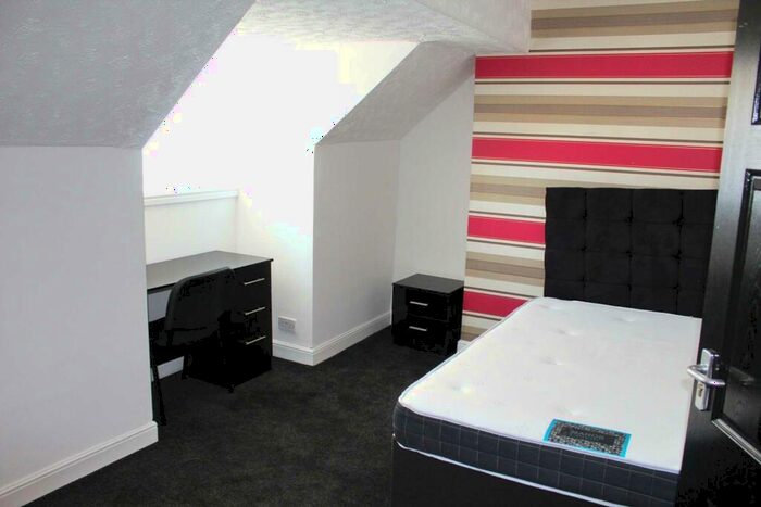 6 Bedroom House To Rent In Weaste Lane, Manchester, M5