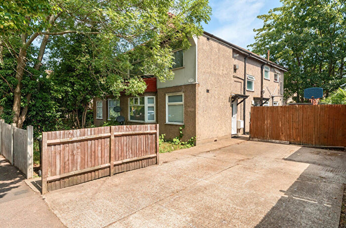 2 Bedroom Apartment For Sale In The Close, Birchanger Road, London, SE25