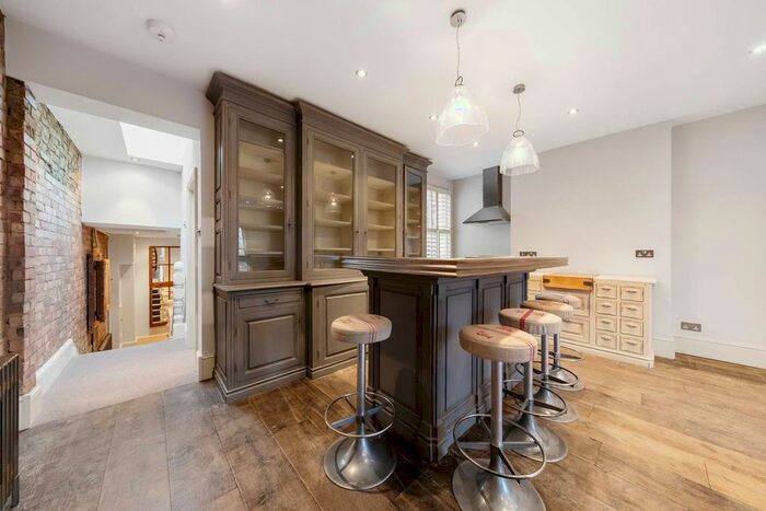 3 Bedroom Flat To Rent In New Kings Road, Fulham, London SW6