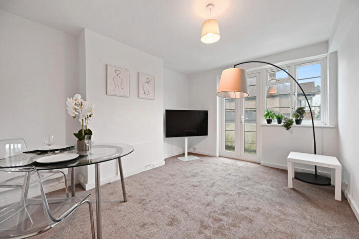 2 Bedroom Flat For Sale In London, N12