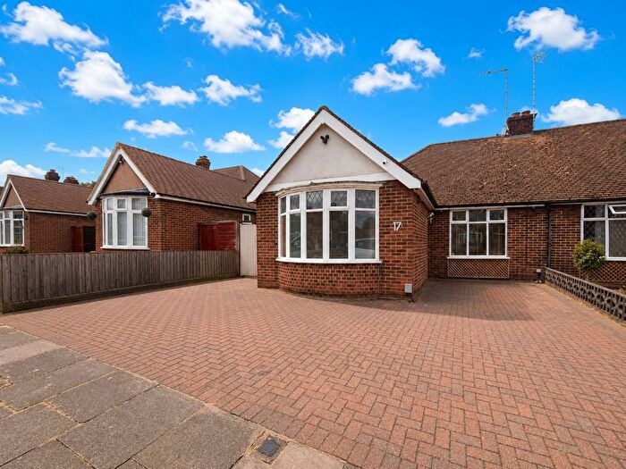 2 Bedroom Semi-Detached Bungalow For Sale In Faringdon Road, Luton, Bedfordshire, LU4