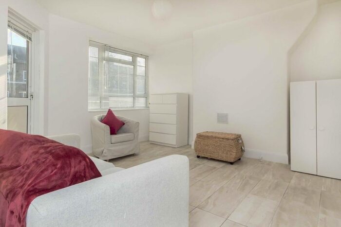 3 Bedroom Flat To Rent In White City Estate, London, W12