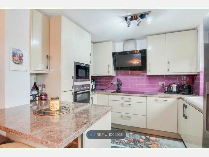 2 Bedroom Flat To Rent In Fisher Close, Enfield, EN3