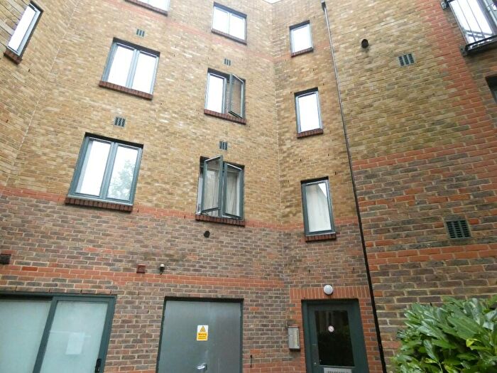 1 Bedroom Flat To Rent In Kempton Court, Durward Street, London, E1