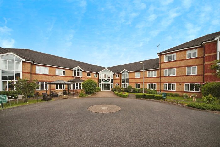 2 Bedroom Flat For Sale In Hancock Drive, Luton, LU2