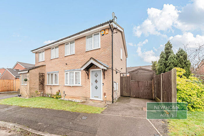 2 Bedroom Semi-Detached House For Sale In Cheslyn Close Luton, LU2