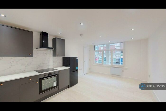 1 Bedroom Flat To Rent In Queen Street, Oldham, OL1