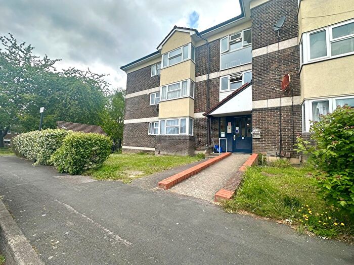 1 Bedroom Flat To Rent In Monks Way, Southampton, Hampshire, SO18