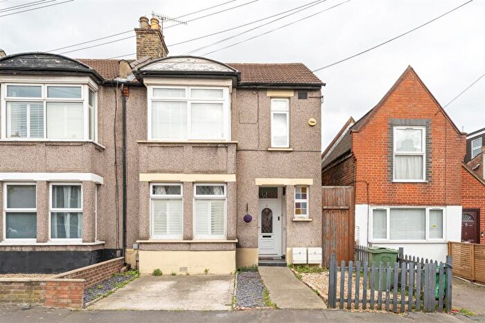 2 Bedroom Apartment For Sale In Peel Road, South Woodford, E18