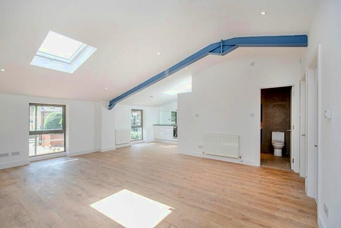 2 Bedroom Flat To Rent In Oak Lane, Twickenham, TW1