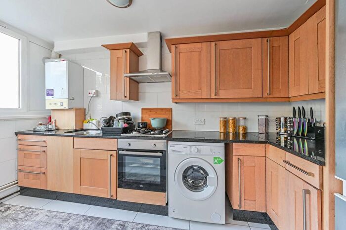 1 Bedroom Flat For Sale In Gardiner House, Surrey Lane, Battersea, London, SW11
