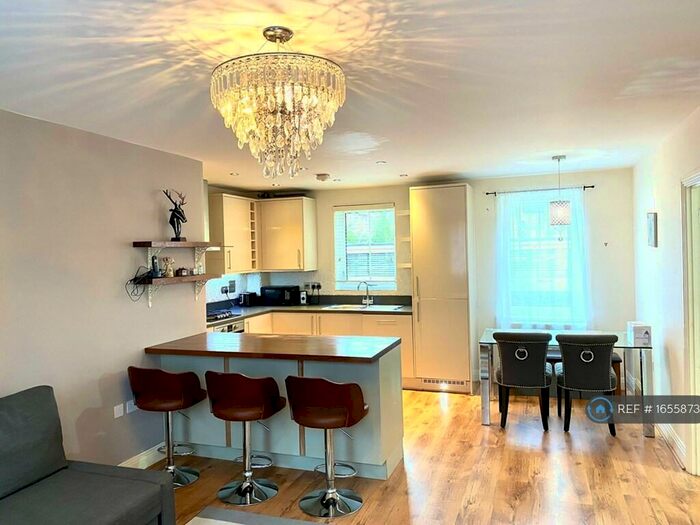 2 Bedroom Flat To Rent In Willow Court, Maidenhead, SL6