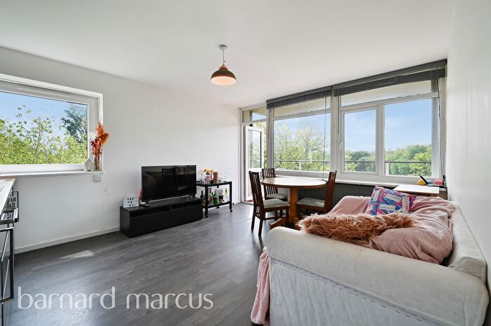 3 Bedroom Flat For Sale In Fitzhugh Grove, London, SW18