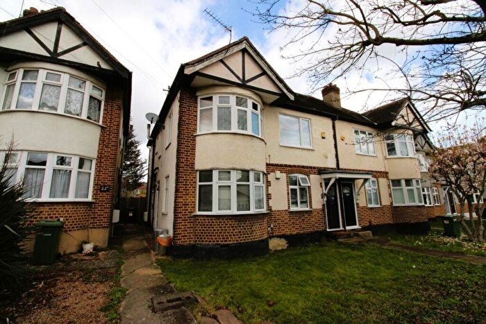 2 Bedroom Ground Maisonette For Sale In Granton Avenue, Upminster, Essex, RM14