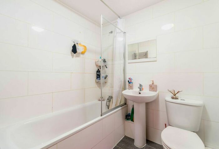 1 Bedroom Flat To Rent In Lower Addiscombe Road, East Croydon, Croydon, CR0
