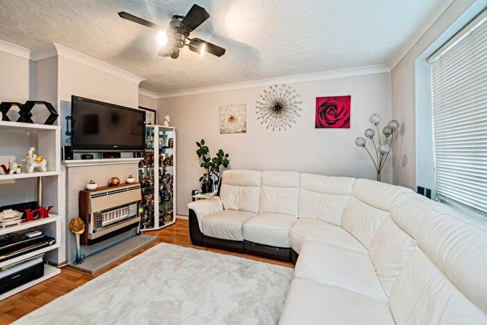 3 Bedroom Terraced House For Sale In Churchill Road, Slough, SL3