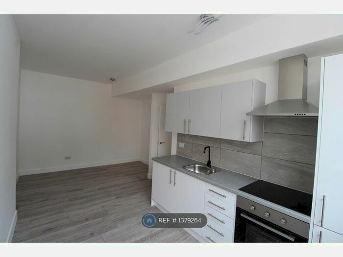 1 Bedroom Flat To Rent In Turret House, Amersham, HP7