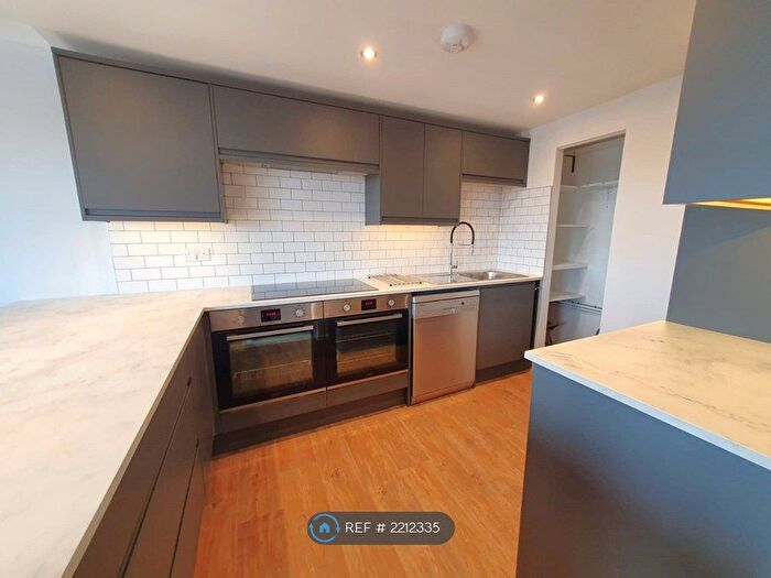 3 Bedroom Flat To Rent In High Kingsdown, Bristol, BS2