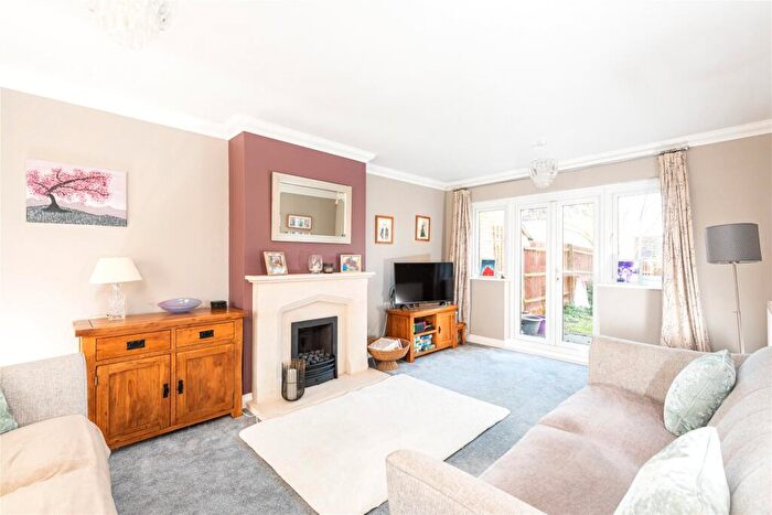 4 Bedroom Link Detached House For Sale In Hayes Road, Deanshanger, Milton Keynes, Northamptonshire, MK19