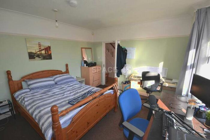 6 Bedroom Semi-Detached House To Rent In Northcourt Avenue, Reading, Berkshire, RG2