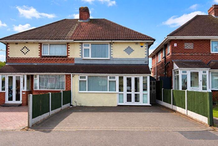 3 Bedroom Semi Detached House For Sale In Dyas Road, Birmingham, B44