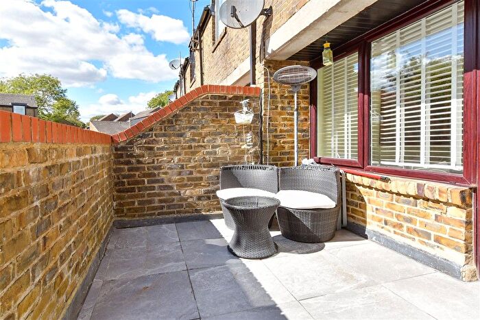 2 Bedroom Maisonette For Sale In Bazes Shaw, New Ash Green, Longfield, Kent, DA3