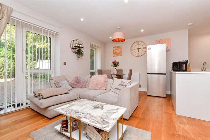 2 Bedroom Flat For Sale In Woodcote Grove Road, Coulsdon, Surrey, CR5