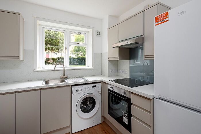 2 Bedroom Flat To Rent In Falcon Road West, Morningside, Edinburgh, EH10