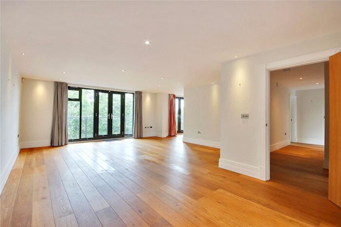 2 Bedroom Flat For Sale In Southgate Place, South Park, Sevenoaks, Kent, TN13