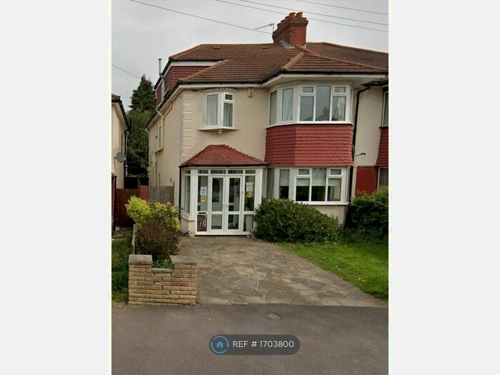 4 Bedroom Semi-Detached House To Rent In Hawkhurst Way, West Wickham, BR4
