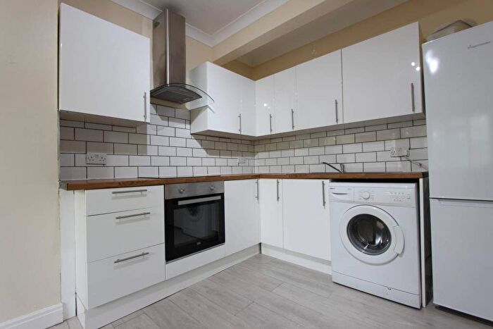 2 Bedroom Flat To Rent In High Road, London, N20