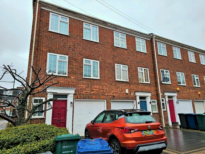 3 Bedroom Town House To Rent In Ashburnham Close, East Finchley, N2