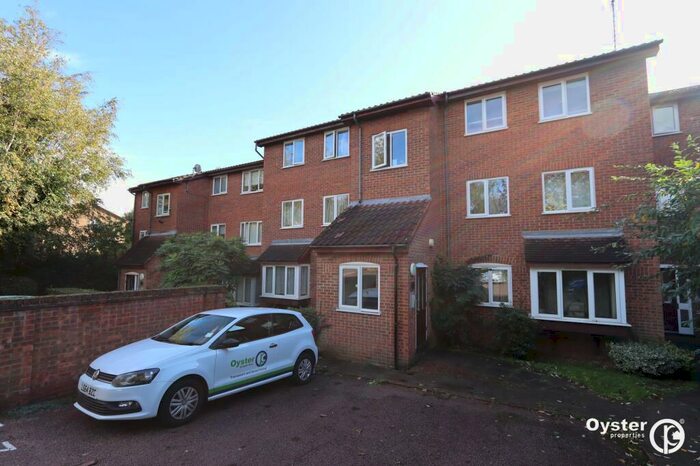 2 Bedroom Flat To Rent In Laburnum Close, London, N11