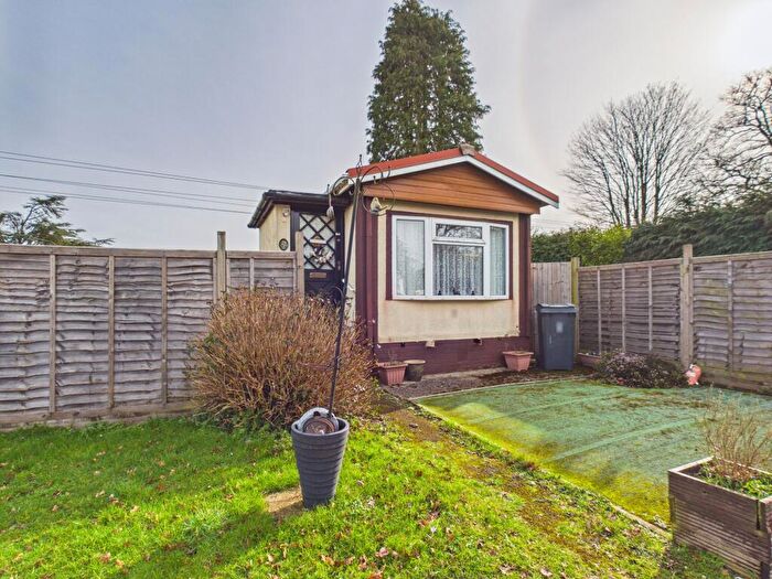 2 Bedroom Park Home For Sale In Oaktree Avenue, Thatcham, RG19