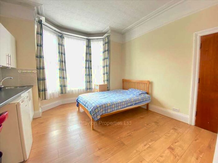 Flat To Rent In Broughton Road, West Ealing, W13