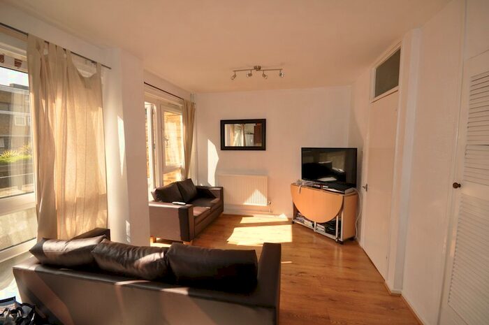 4 Bedroom Maisonette To Rent In Lampeter Square, Hammersmith, W6