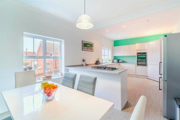 5 Bedroom Terraced House To Rent In Featherstone Grove, Great Park, Newcastle Upon Tyne, NE3