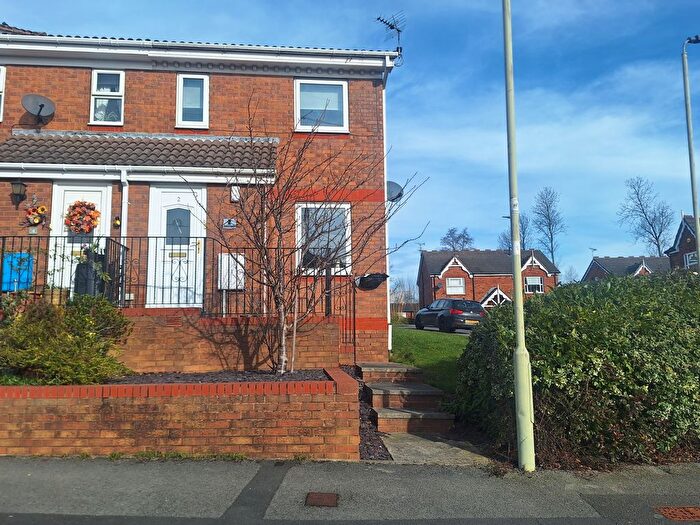 2 Bedroom Town House To Rent In Belfry Court, Wakefield, WF1